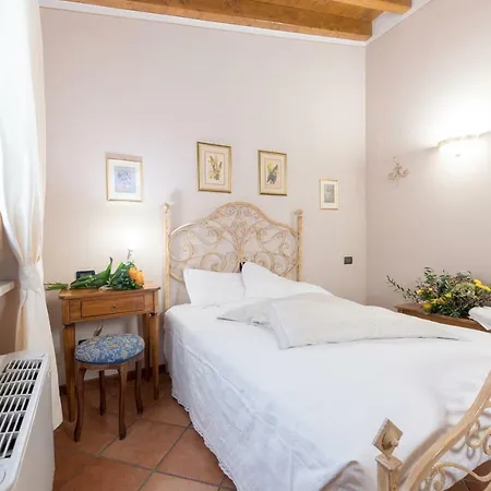 Le Rondini Bed & Breakfast 3*